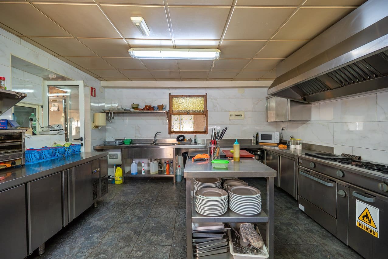 Restaurant/Bar til salgs i Pinoso med svømmebasseng - € 480 000 (Ref: 9216773)