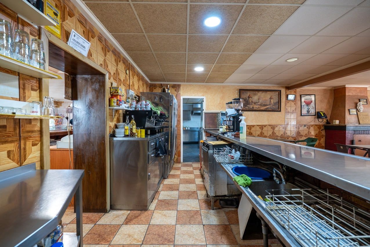 Restaurant/Bar til salgs i Pinoso med svømmebasseng - € 480 000 (Ref: 9216773)