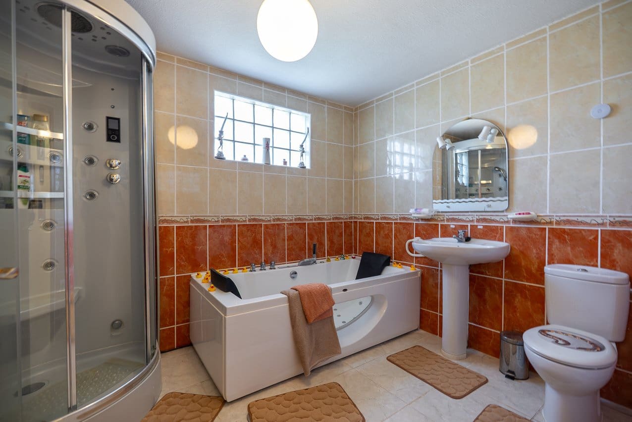 5 bedroom Villa for sale in Las Virtudes with pool - € 325,000 (Ref: 9242453)