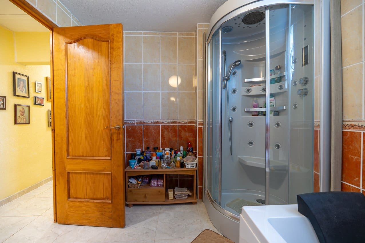 5 bedroom Villa for sale in Las Virtudes with pool - € 325,000 (Ref: 9242453)