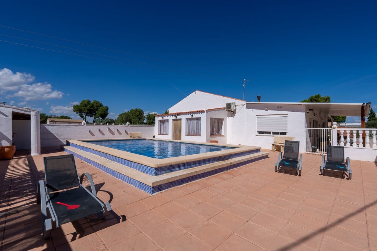 5 bedroom Villa for sale in Las Virtudes with pool - € 325,000 (Ref: 9242453)