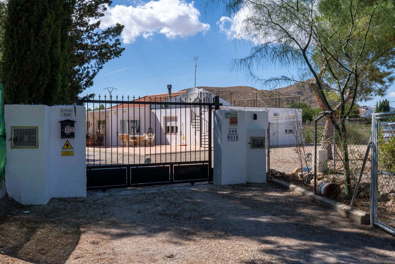 5 bedroom Villa for sale in Las Virtudes with pool - € 325,000 (Ref: 9242453)