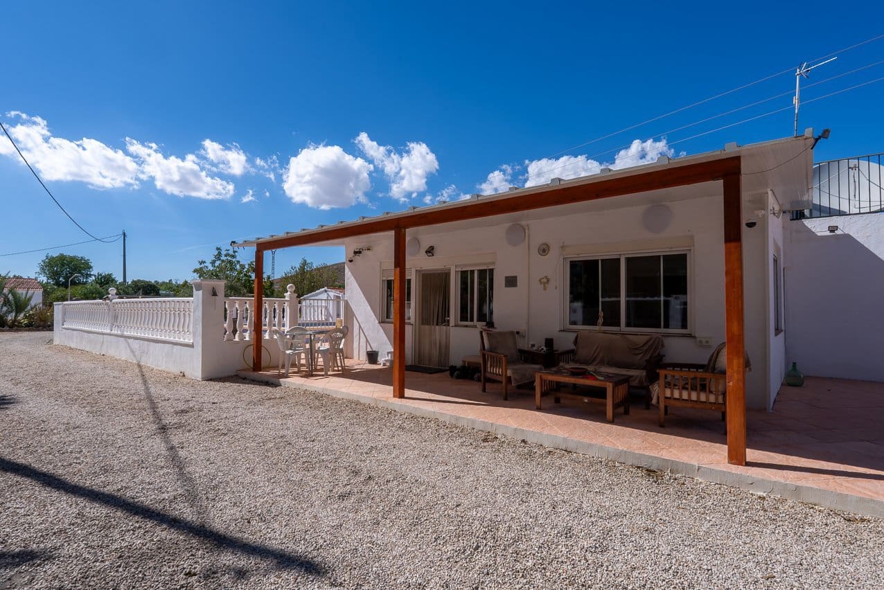 5 bedroom Villa for sale in Las Virtudes with pool - € 325,000 (Ref: 9242453)