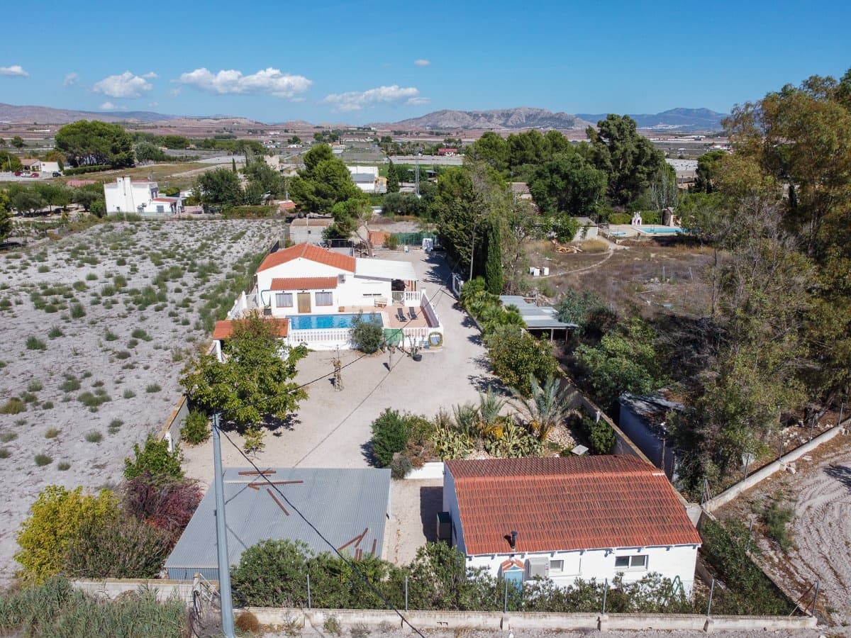 5 bedroom Villa for sale in Las Virtudes with pool - € 325,000 (Ref: 9242453)