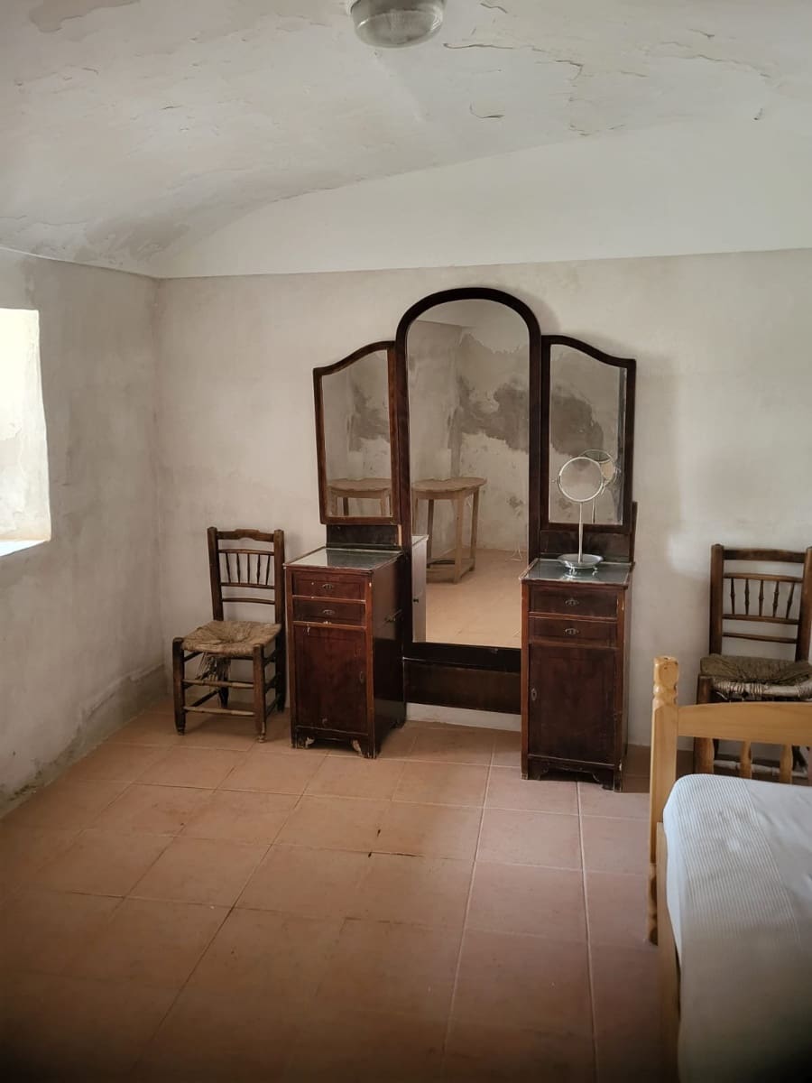 4 bedroom Cave House for sale in Algayat with pool - € 149,950 (Ref: 9312066)