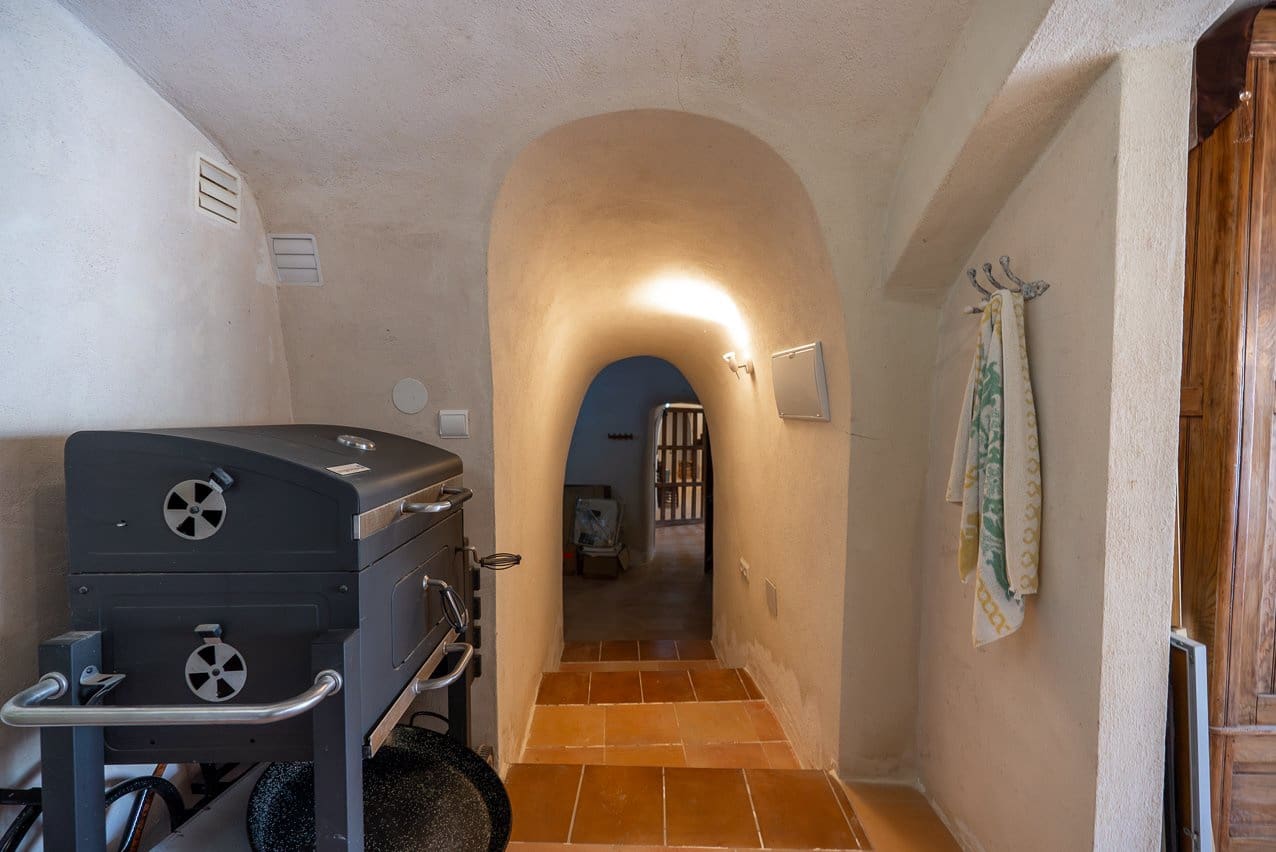 4 bedroom Cave House for sale in Algayat with pool - € 149,950 (Ref: 9312066)