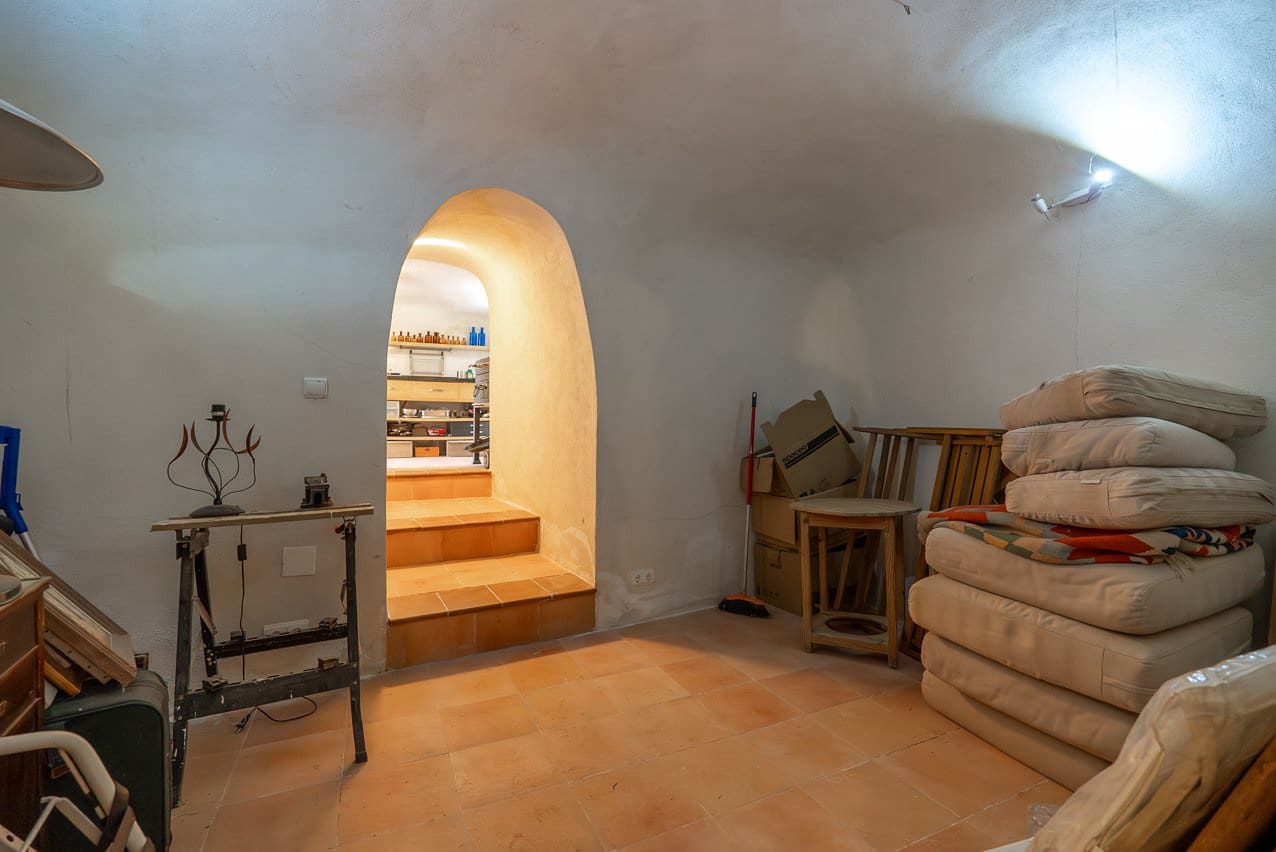 4 bedroom Cave House for sale in Algayat with pool - € 149,950 (Ref: 9312066)