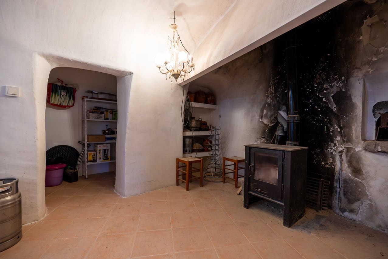 4 bedroom Cave House for sale in Algayat with pool - € 149,950 (Ref: 9312066)