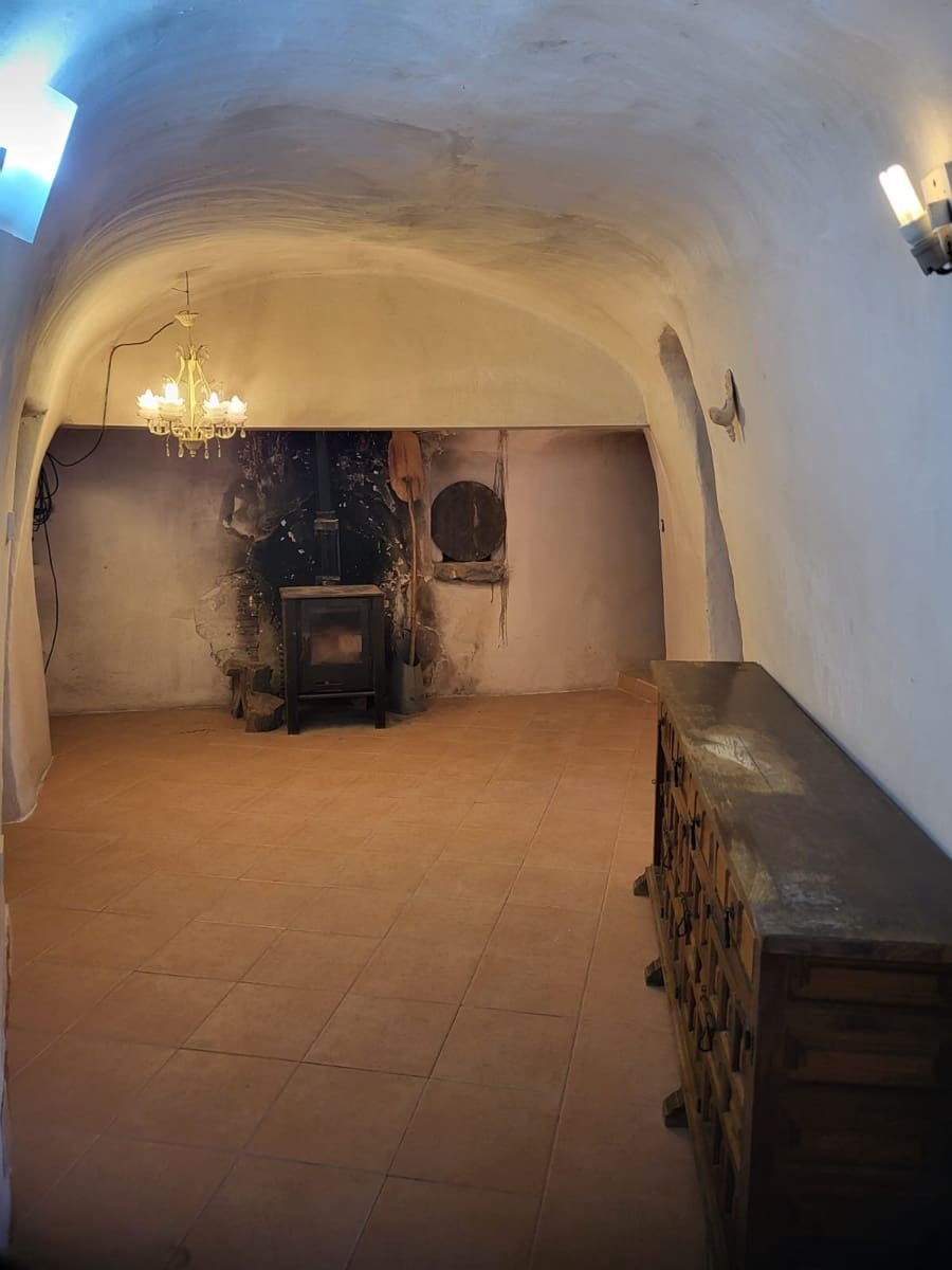 4 bedroom Cave House for sale in Algayat with pool - € 149,950 (Ref: 9312066)