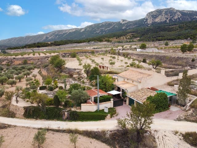 5 bedroom Finca/Country House for sale in La Romana with pool - € 270,000 (Ref: 9312067)