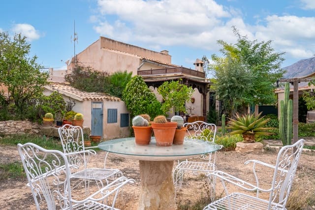 5 bedroom Finca/Country House for sale in La Romana with pool - € 270,000 (Ref: 9312067)