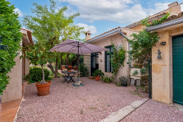 5 bedroom Finca/Country House for sale in La Romana with pool - € 270,000 (Ref: 9312067)