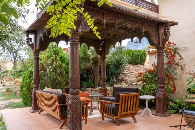 5 bedroom Finca/Country House for sale in La Romana with pool - € 270,000 (Ref: 9312067)