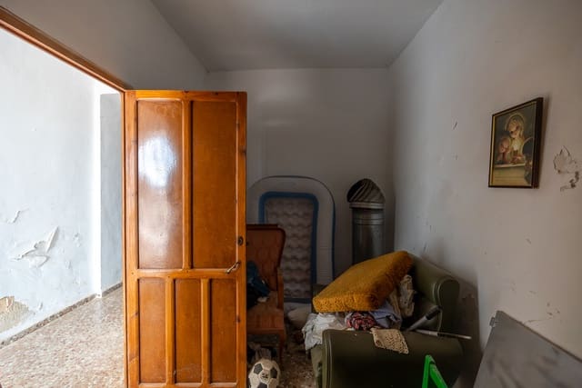 5 bedroom Finca/Country House for sale in Yecla with pool - € 95,000 (Ref: 9428195)