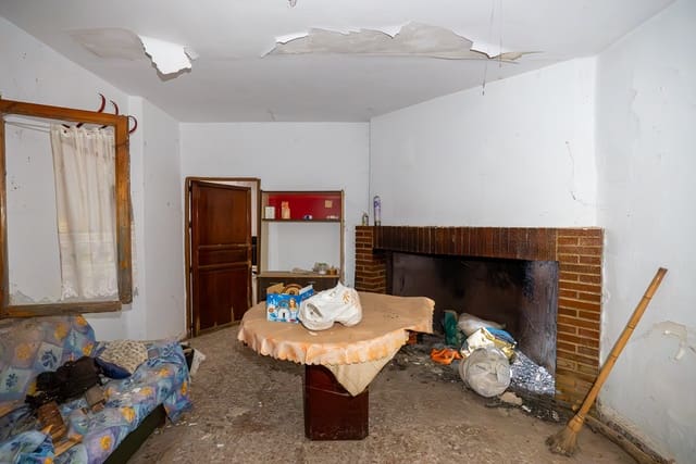 5 bedroom Finca/Country House for sale in Yecla with pool - € 95,000 (Ref: 9428195)