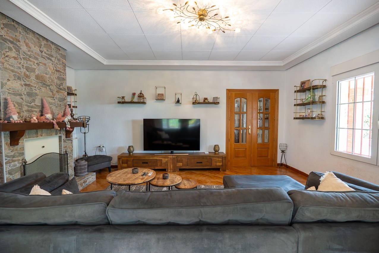 4 bedroom Villa for sale in Novelda with pool - € 320,000 (Ref: 9470043)