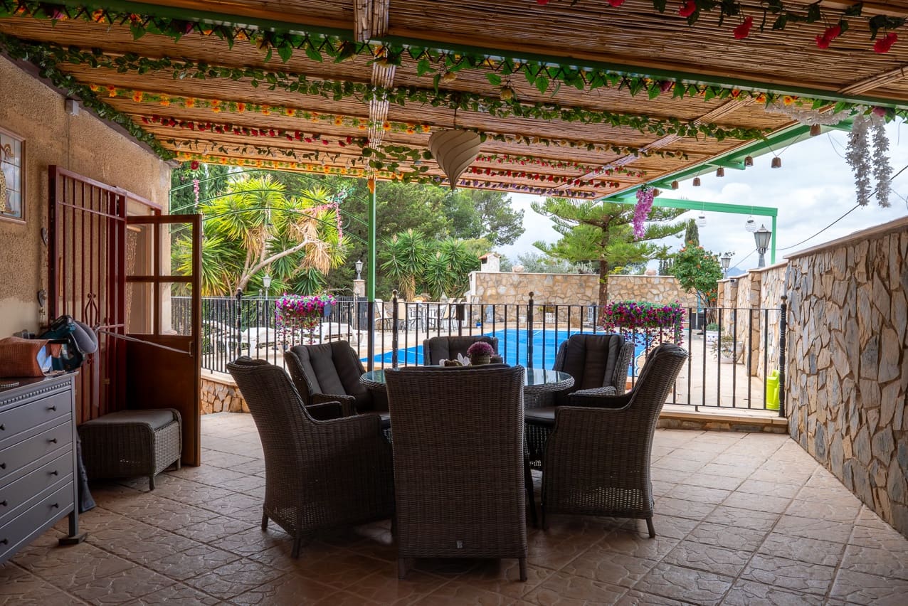 4 bedroom Villa for sale in Novelda with pool - € 320,000 (Ref: 9470043)