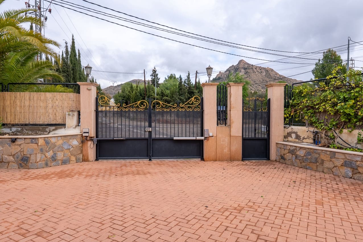 4 bedroom Villa for sale in Novelda with pool - € 320,000 (Ref: 9470043)