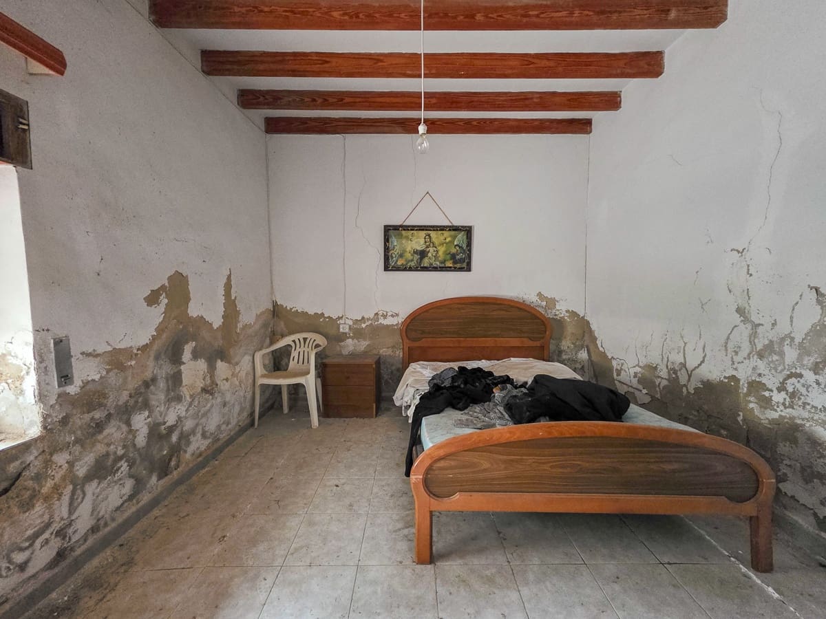 4 bedroom Finca/Country House for sale in Pinoso with pool - € 49,950 (Ref: 9499887)