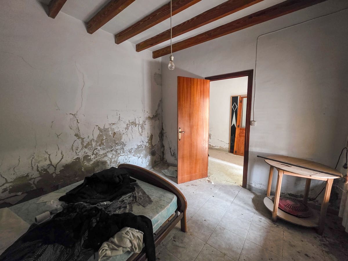 4 bedroom Finca/Country House for sale in Pinoso with pool - € 49,950 (Ref: 9499887)