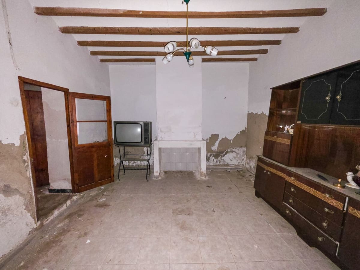 4 bedroom Finca/Country House for sale in Pinoso with pool - € 49,950 (Ref: 9499887)