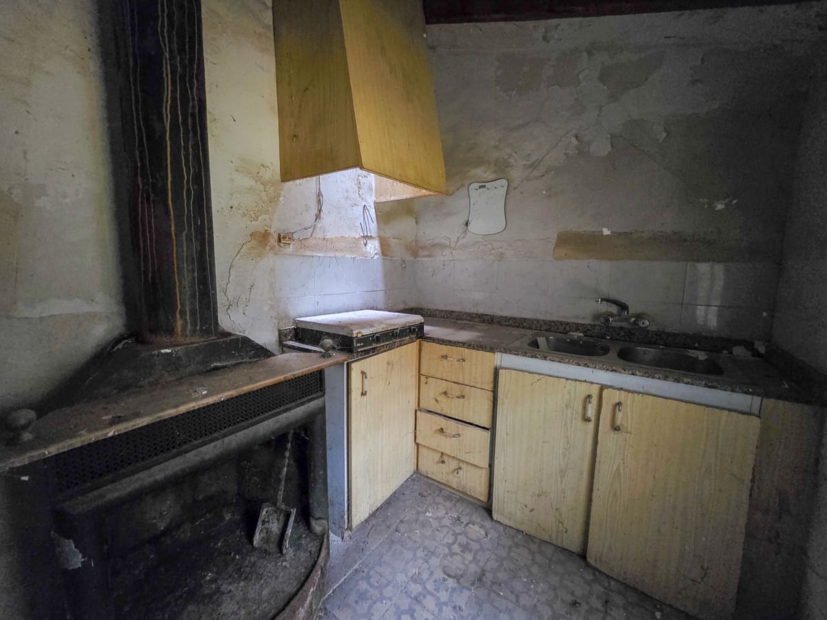 4 bedroom Finca/Country House for sale in Pinoso with pool - € 49,950 (Ref: 9499887)