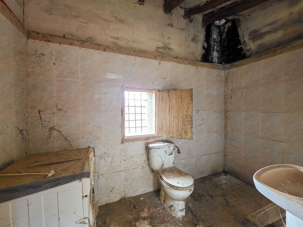 4 bedroom Finca/Country House for sale in Pinoso with pool - € 49,950 (Ref: 9499887)