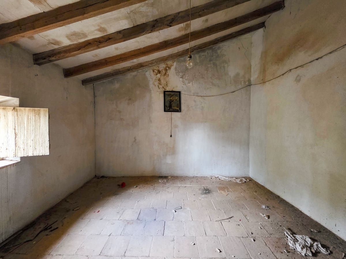 4 bedroom Finca/Country House for sale in Pinoso with pool - € 49,950 (Ref: 9499887)