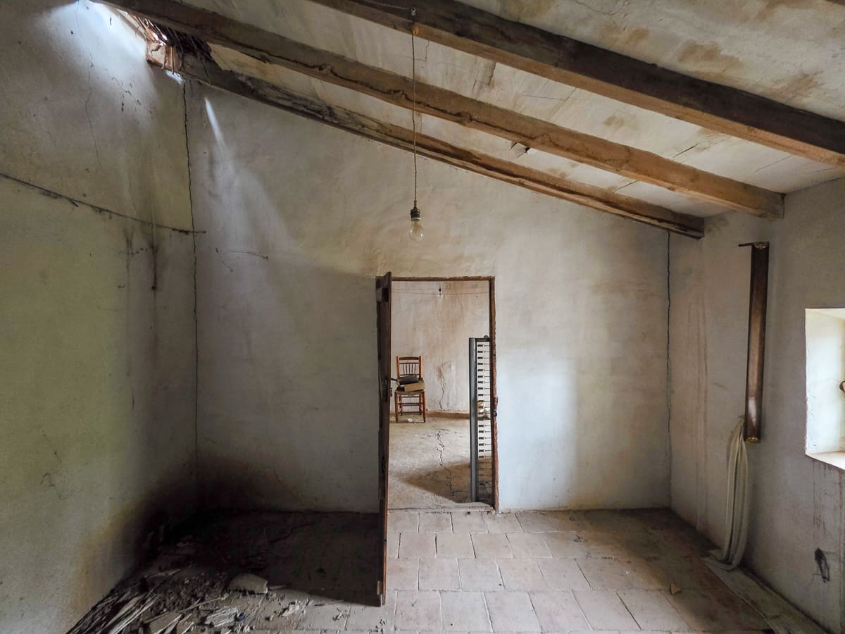 4 bedroom Finca/Country House for sale in Pinoso with pool - € 49,950 (Ref: 9499887)