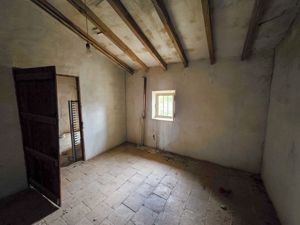 4 bedroom Finca/Country House for sale in Pinoso with pool - € 49,950 (Ref: 9499887)