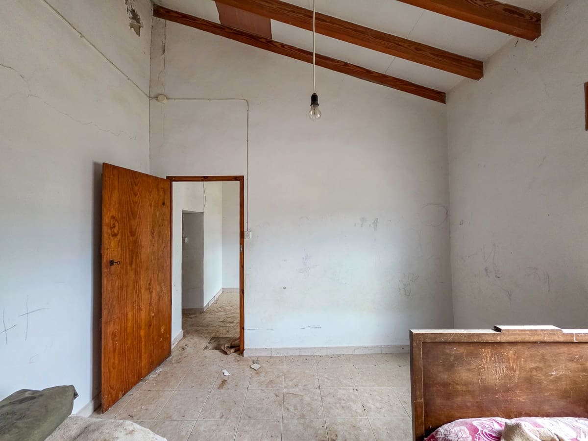 4 bedroom Finca/Country House for sale in Pinoso with pool - € 49,950 (Ref: 9499887)