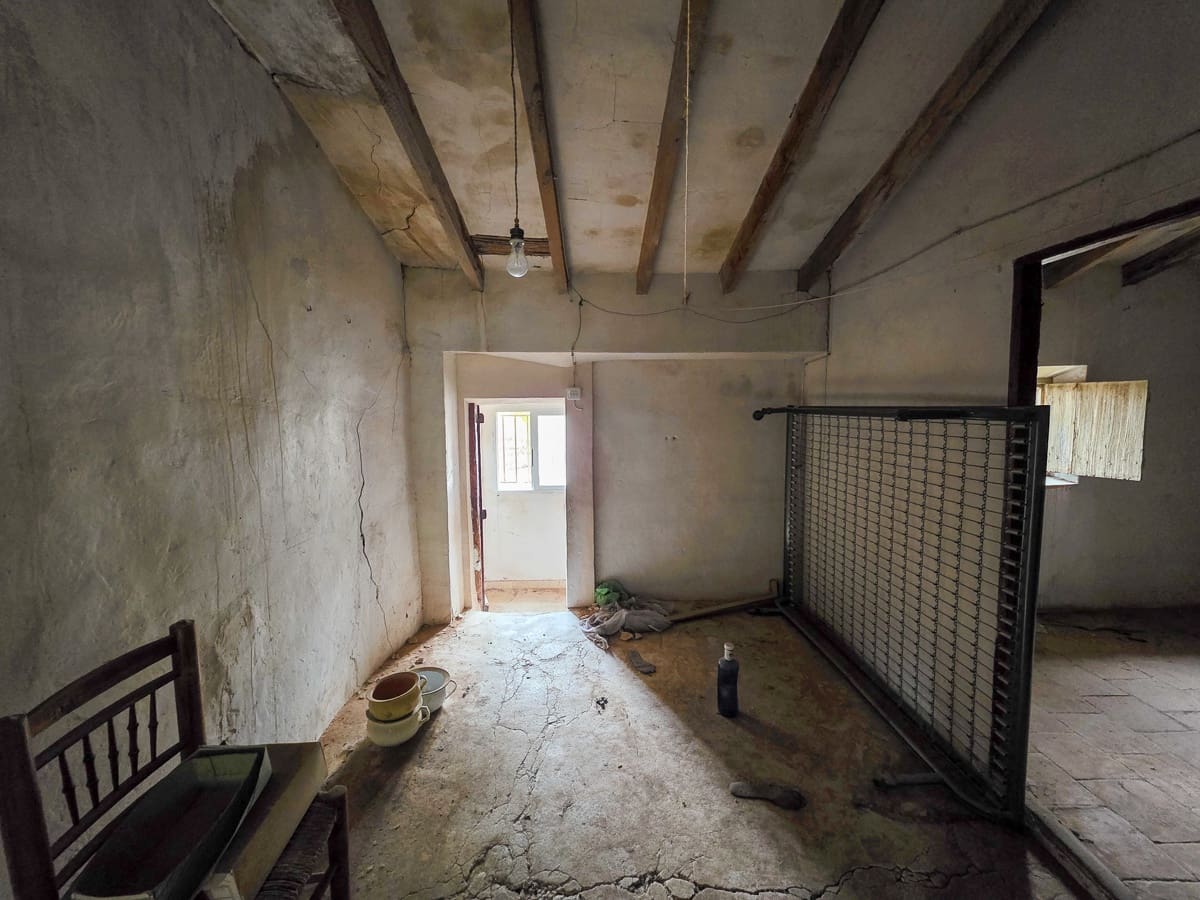 4 bedroom Finca/Country House for sale in Pinoso with pool - € 49,950 (Ref: 9499887)