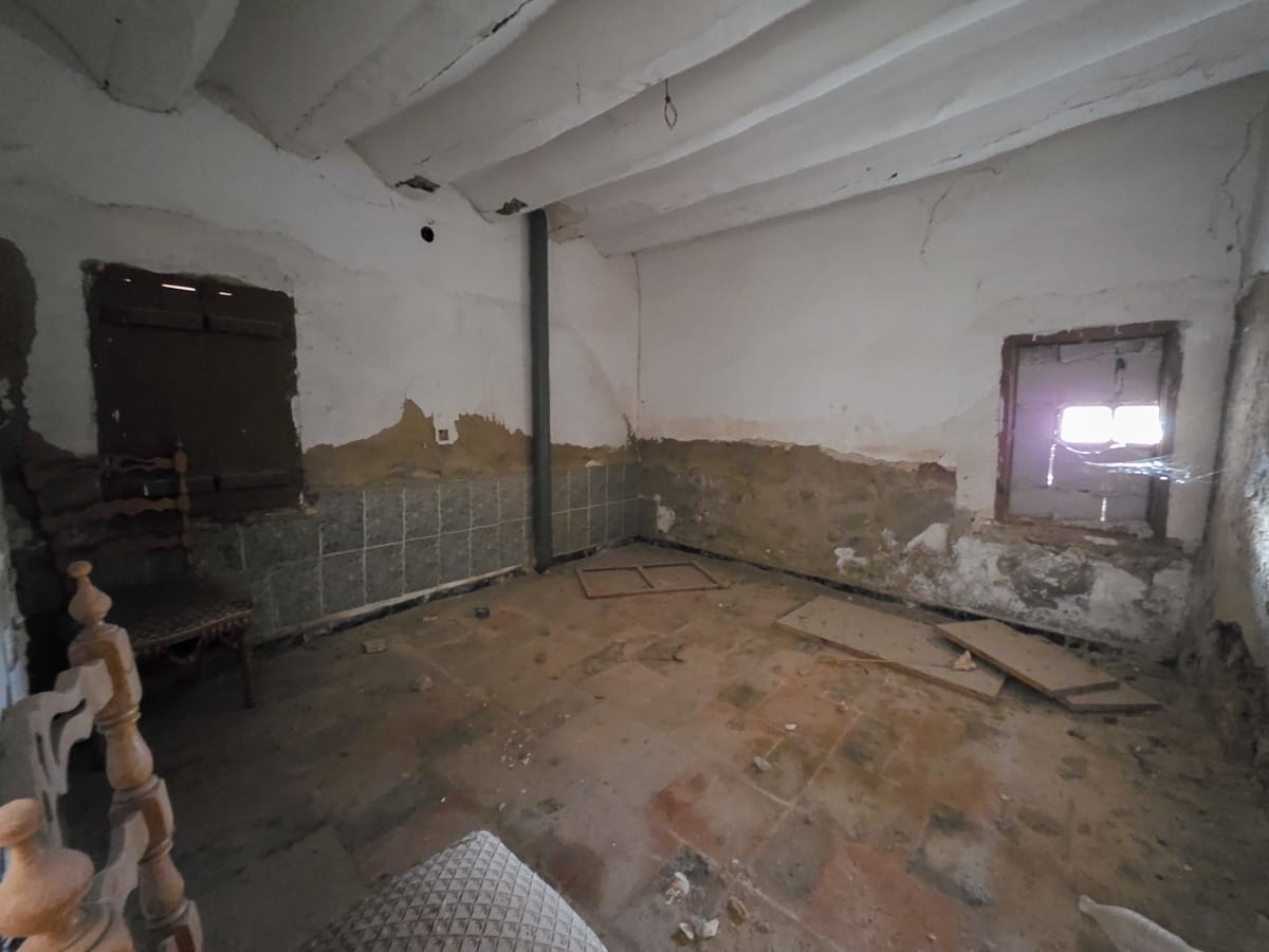 4 bedroom Finca/Country House for sale in Pinoso with pool - € 49,950 (Ref: 9499887)