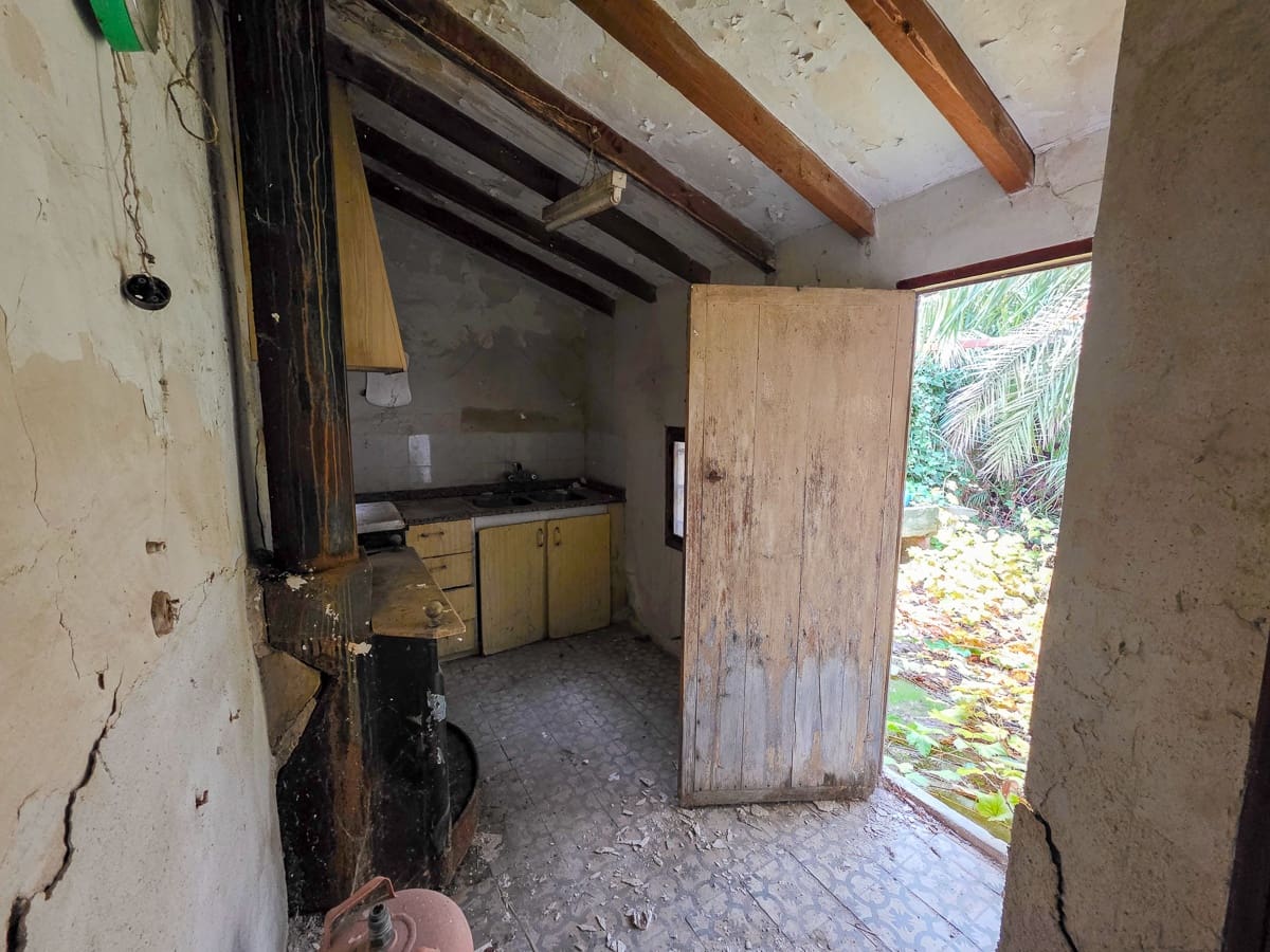 4 bedroom Finca/Country House for sale in Pinoso with pool - € 49,950 (Ref: 9499887)