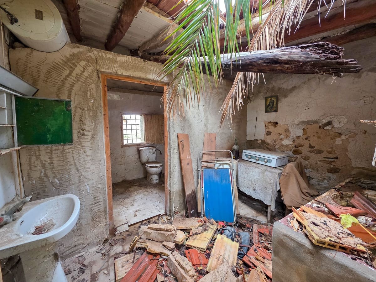 4 bedroom Finca/Country House for sale in Pinoso with pool - € 49,950 (Ref: 9499887)