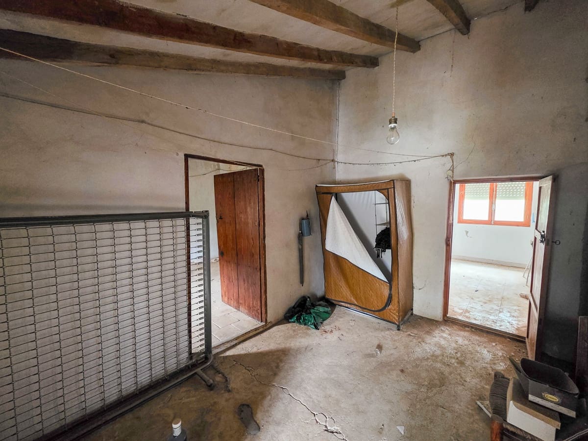 4 bedroom Finca/Country House for sale in Pinoso with pool - € 49,950 (Ref: 9499887)