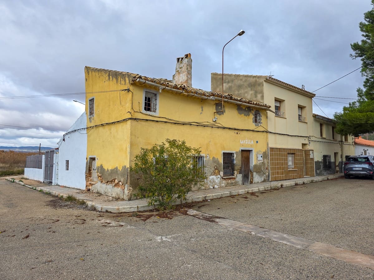 4 bedroom Finca/Country House for sale in Pinoso with pool - € 49,950 (Ref: 9499887)