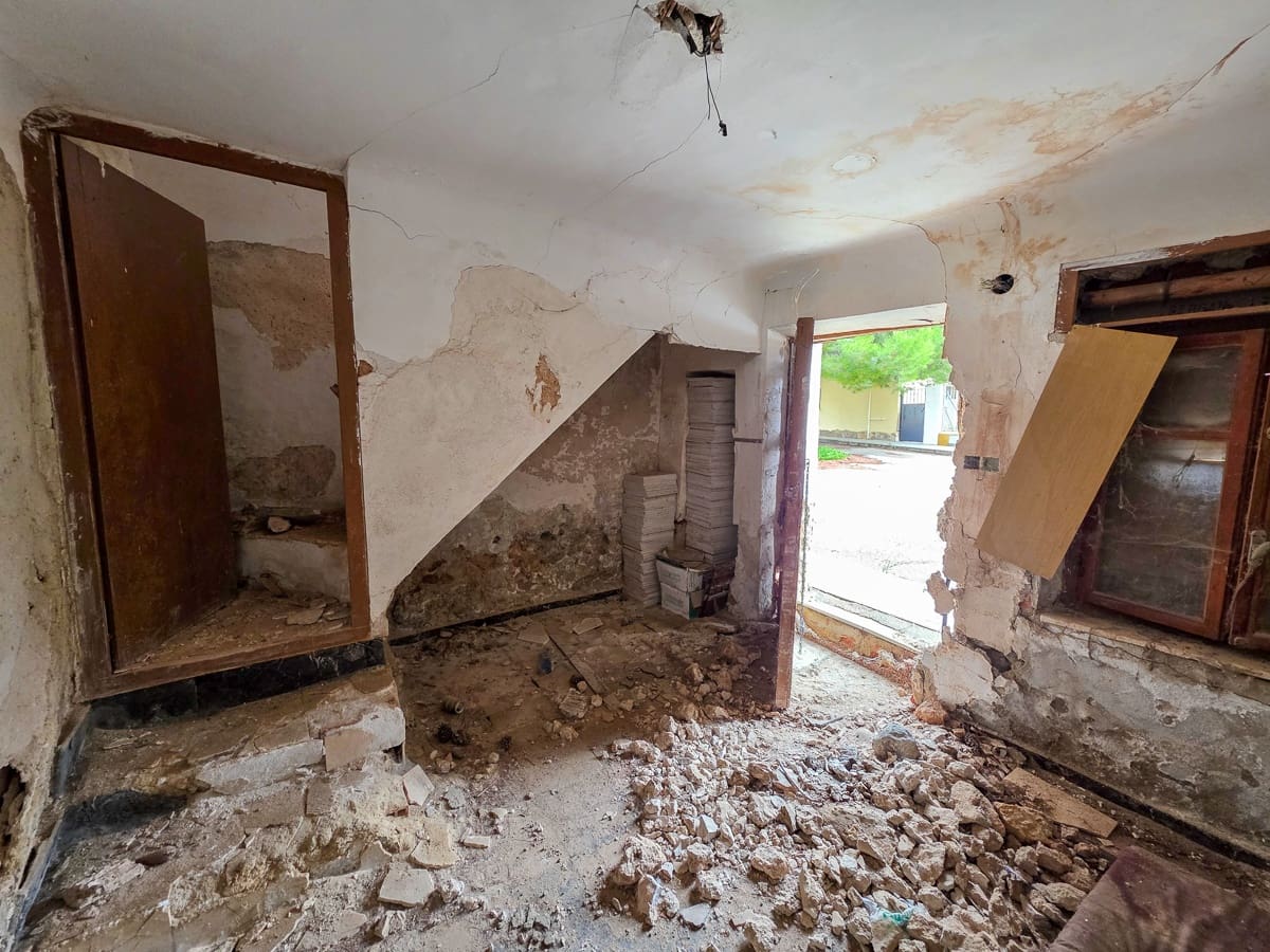 4 bedroom Finca/Country House for sale in Pinoso with pool - € 49,950 (Ref: 9499887)