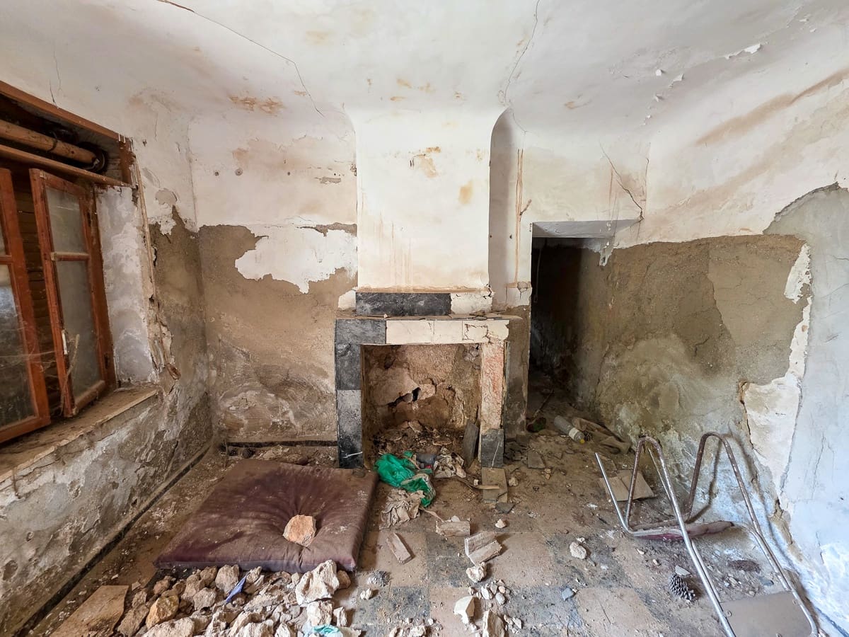 4 bedroom Finca/Country House for sale in Pinoso with pool - € 49,950 (Ref: 9499887)