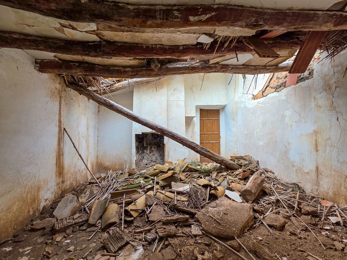 4 bedroom Finca/Country House for sale in Pinoso with pool - € 49,950 (Ref: 9499887)