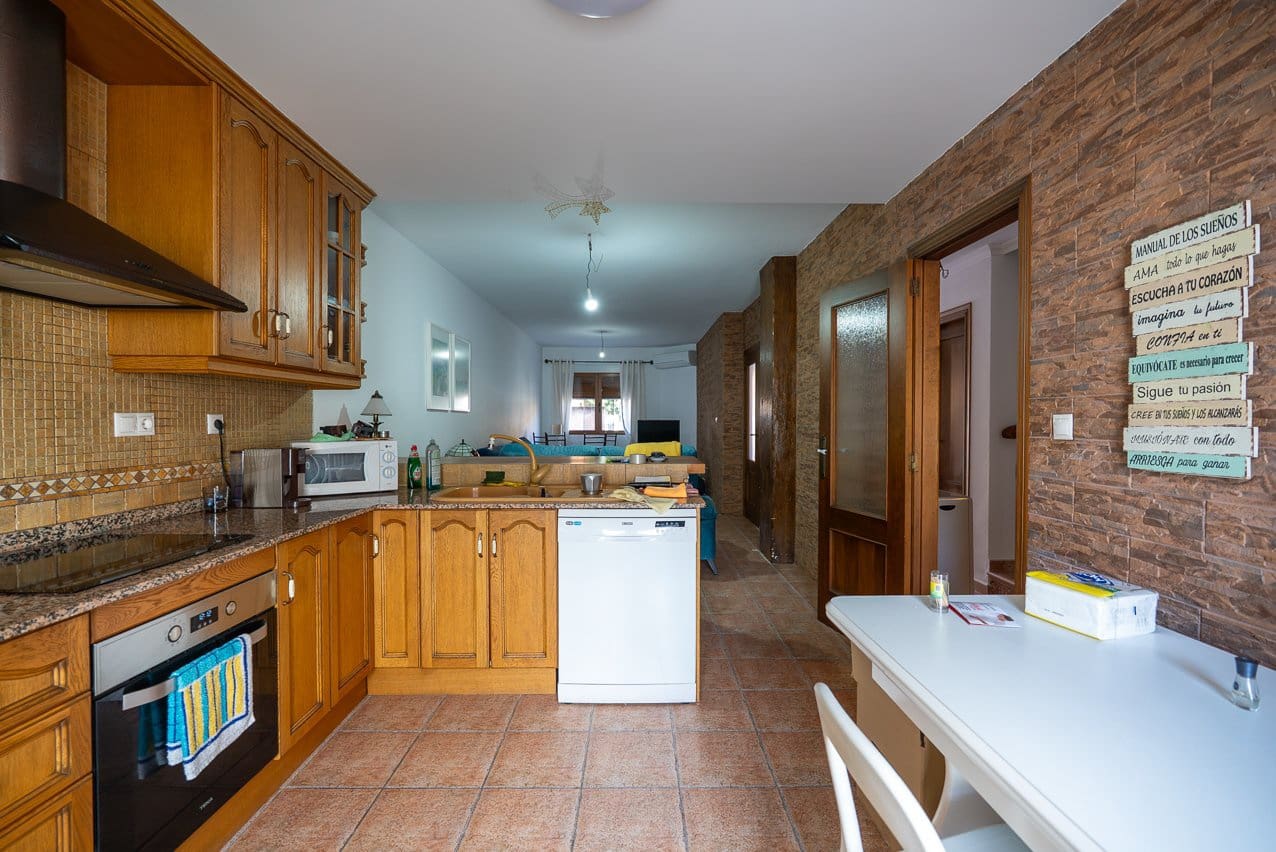 4 soveværelse Byhus til salg i Pinoso med swimmingpool - € 175.000 (Ref: 9539802)