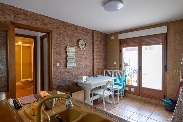 4 soveværelse Byhus til salg i Pinoso med swimmingpool - € 175.000 (Ref: 9539802)