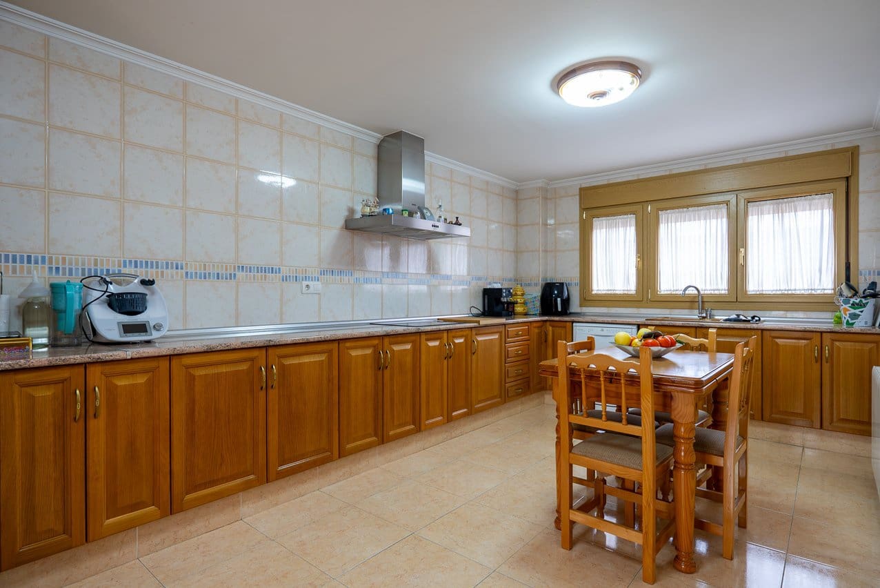 5 soveværelse Byhus til salg i Pinoso med swimmingpool - € 399.950 (Ref: 9548610)