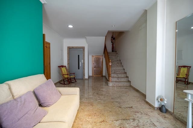 5 soveværelse Byhus til salg i Pinoso med swimmingpool - € 399.950 (Ref: 9548610)