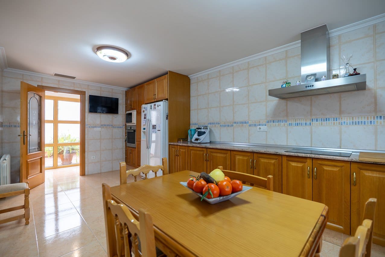 5 soveværelse Byhus til salg i Pinoso med swimmingpool - € 399.950 (Ref: 9548610)