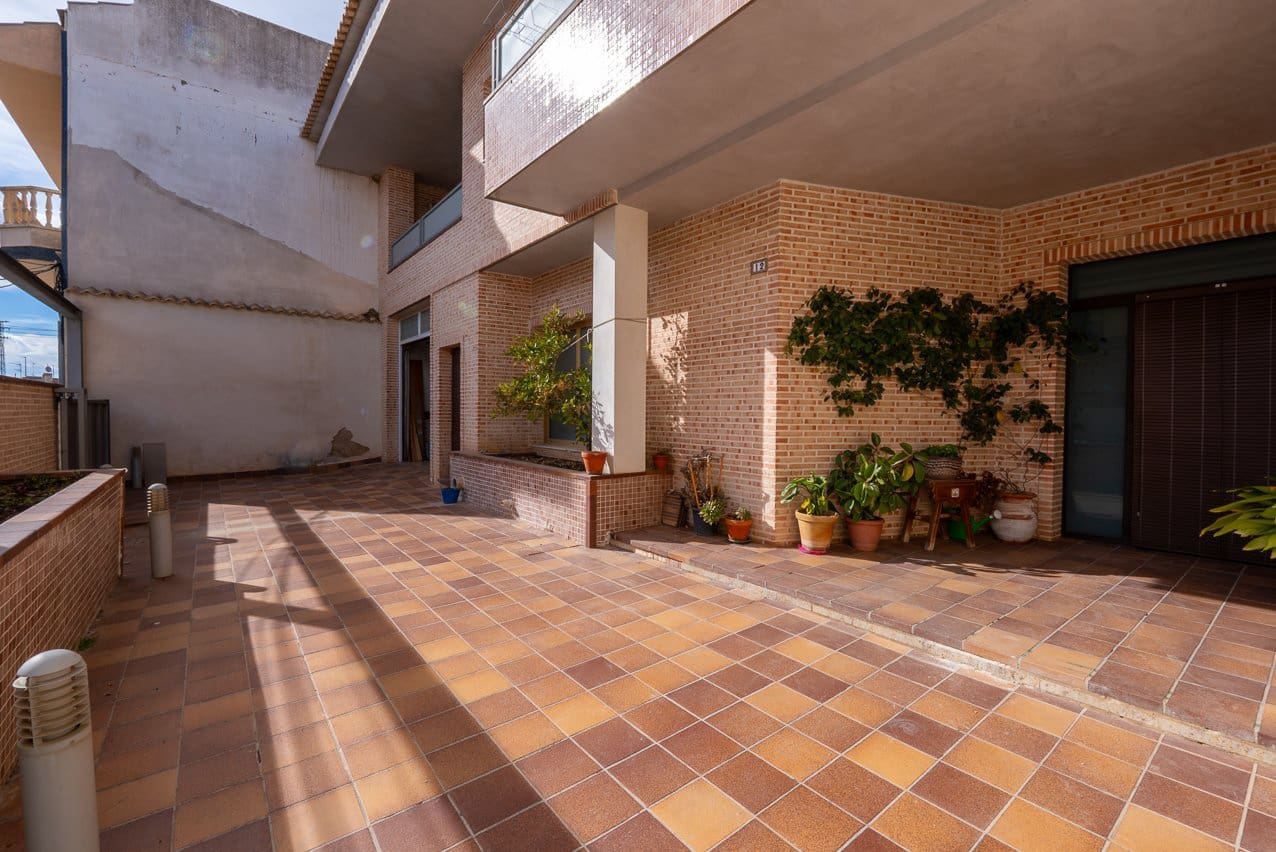 5 bedroom Townhouse for sale in Pinoso with pool - € 399,950 (Ref: 9548610)