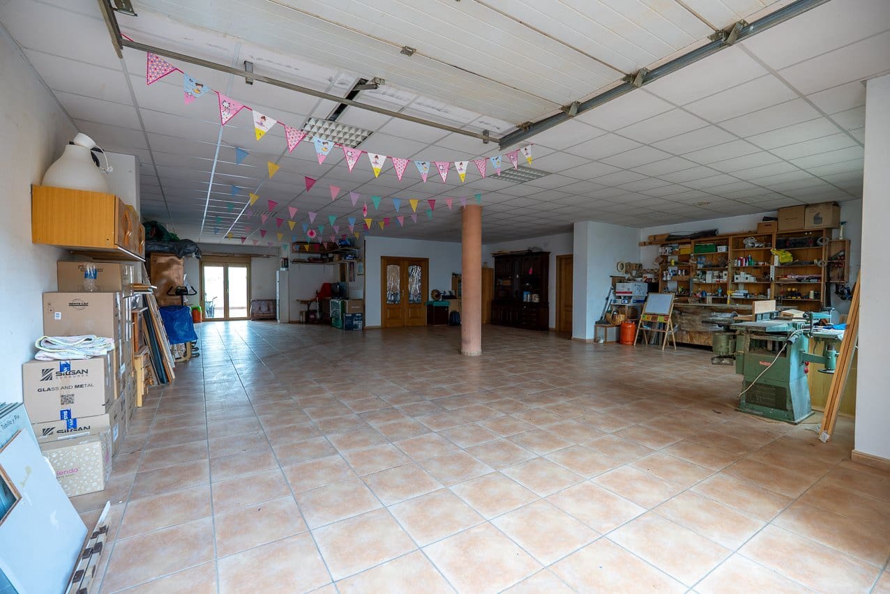 5 bedroom Townhouse for sale in Pinoso with pool - € 399,950 (Ref: 9548610)