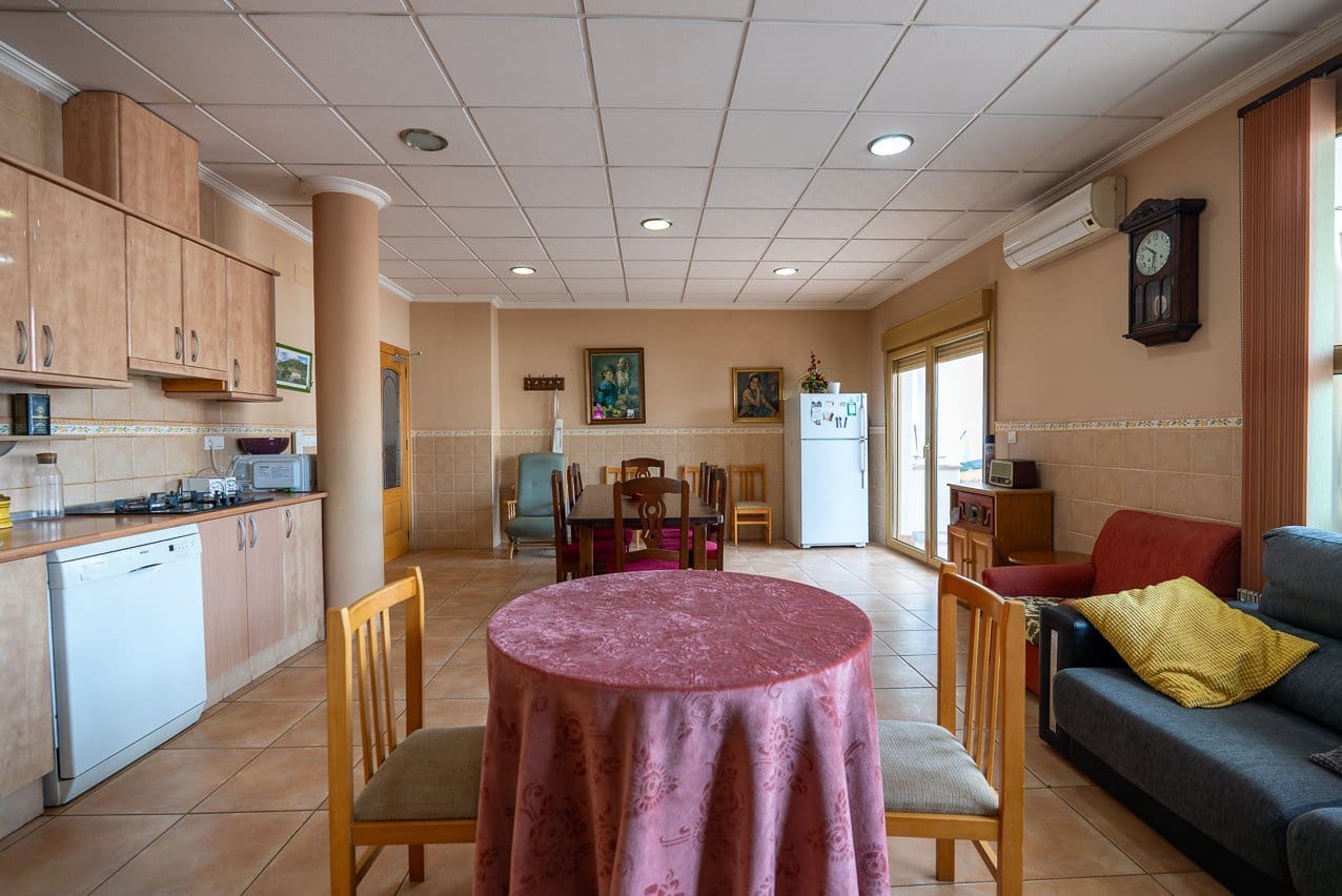 5 bedroom Townhouse for sale in Pinoso with pool - € 399,950 (Ref: 9548610)