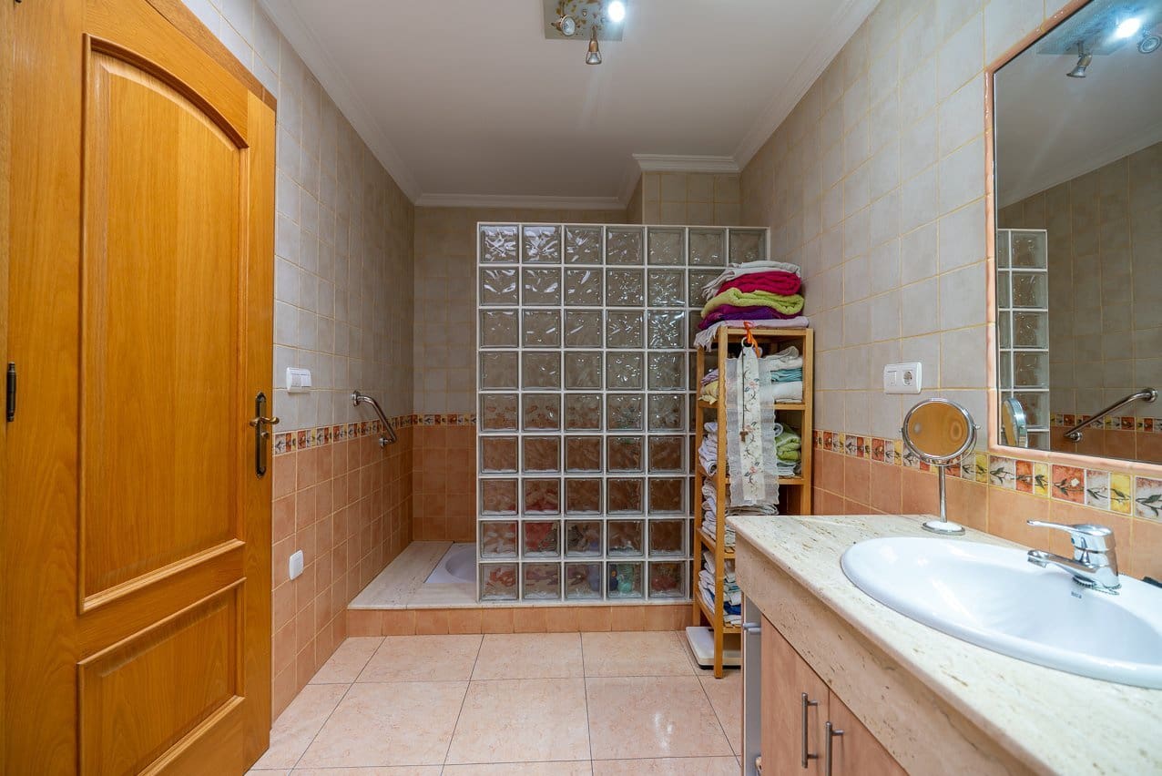5 bedroom Townhouse for sale in Pinoso with pool - € 399,950 (Ref: 9548610)