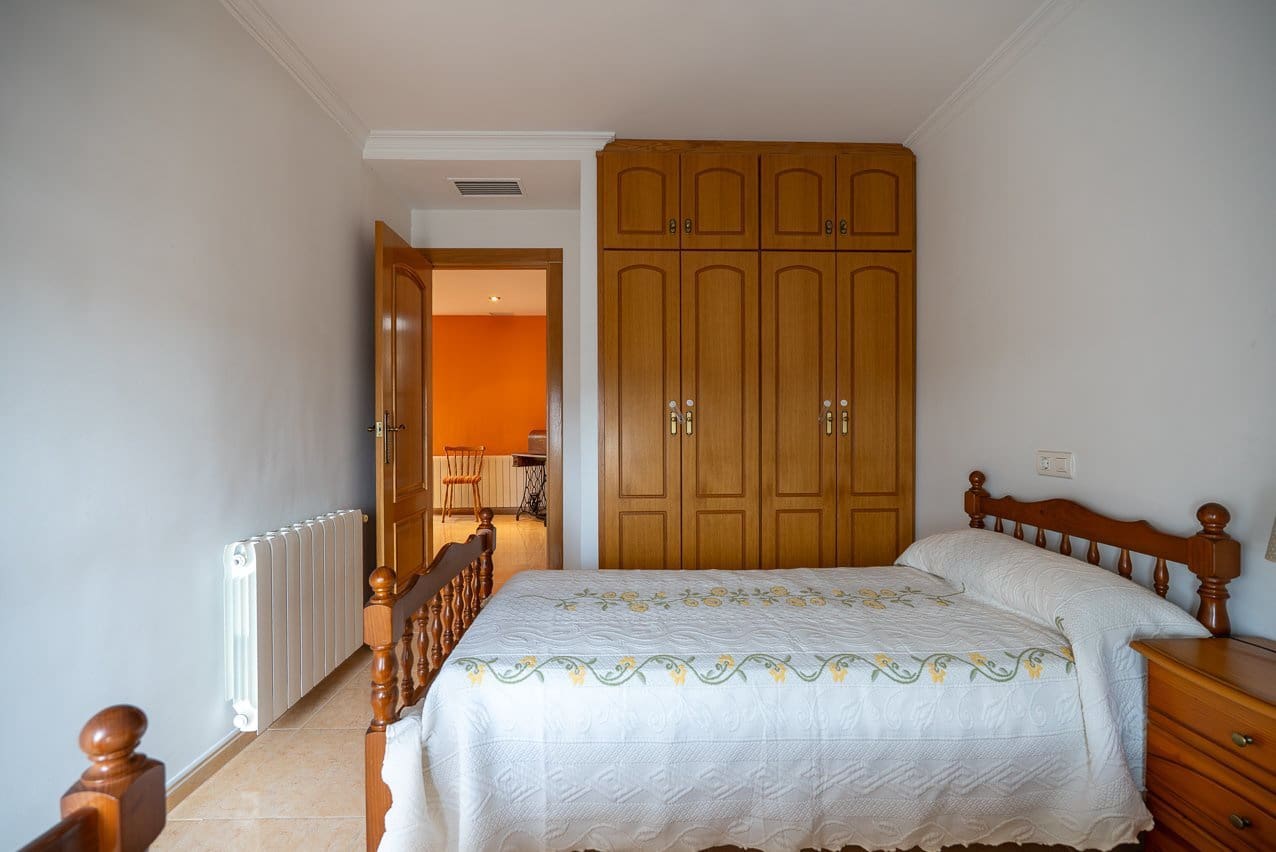 5 bedroom Townhouse for sale in Pinoso with pool - € 399,950 (Ref: 9548610)